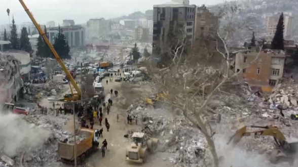 В Турции продолжаются землетрясения и аресты